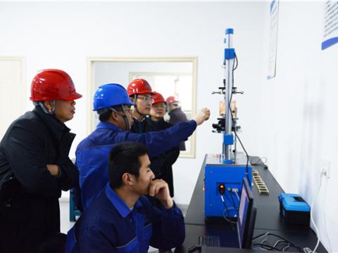 扬中市委常委孙健一行来emc易倍旅行“柴继涛劳模立异事情室”